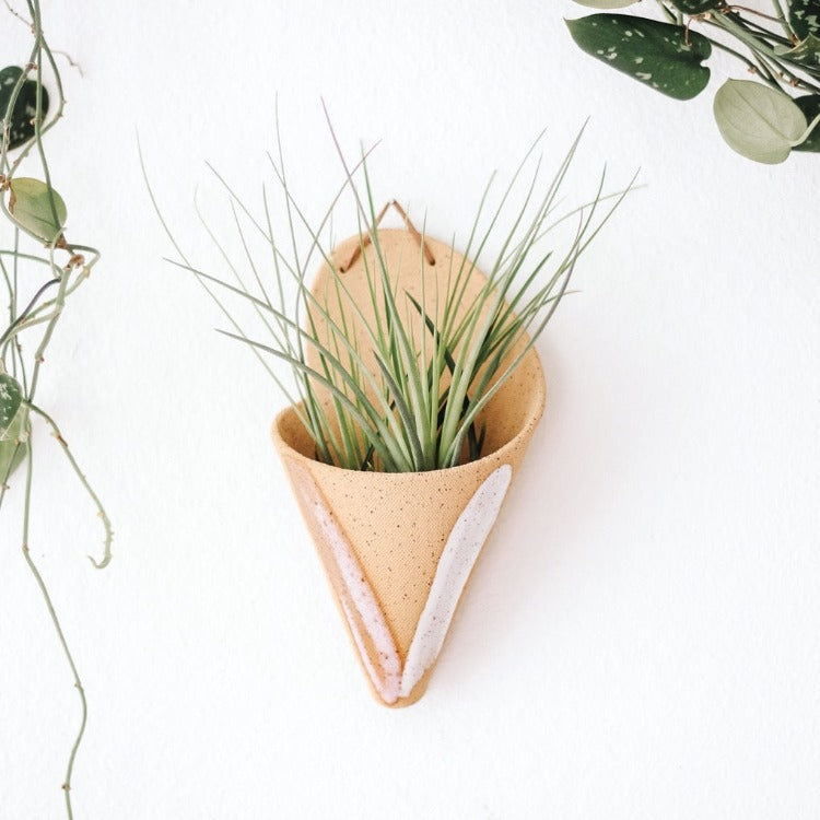 Hanging wall planter in Sand color